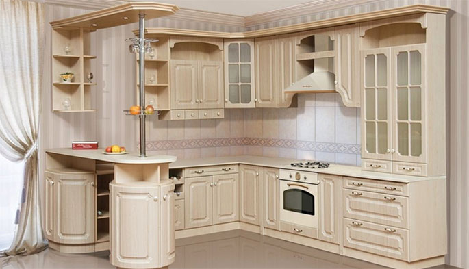 Классическая кухонная мебель обычно производится из дорогостоящих натуральных материалов и отличается четкостью линий