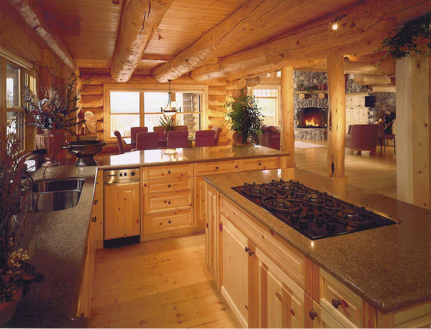 Кухни в деревянных домах обычно отделывают соответственно.