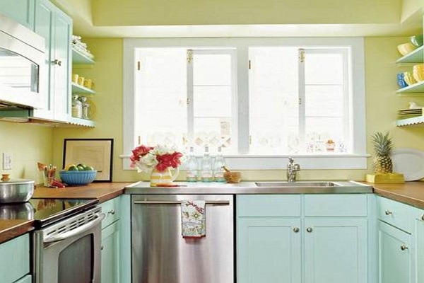 Оливковый, белый и голубой цвета в интерьере кухни