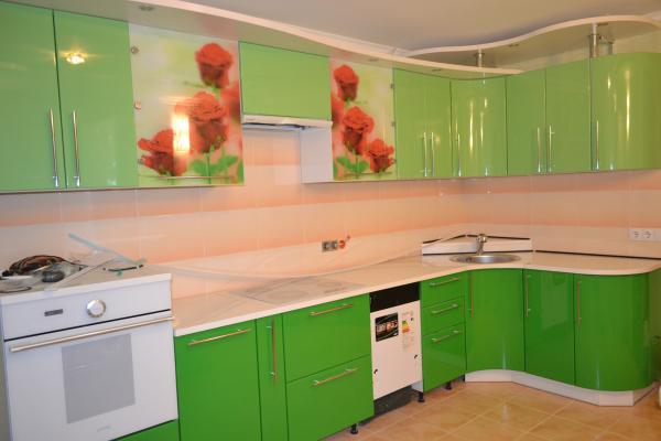 Фасады кухни в оттенках зелёного цвета
