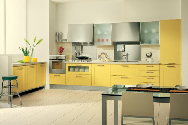 Светлая жёлто-белая кухня