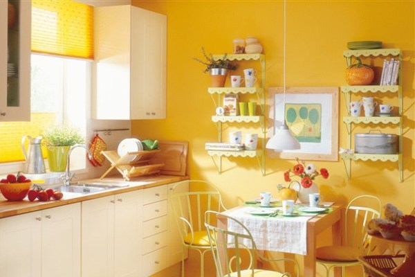 Стены и шторы насыщенного жёлтого цвета в интерьере кухни