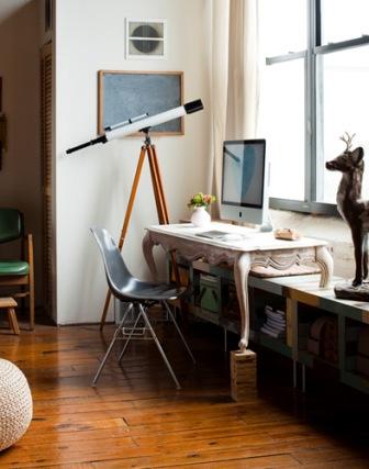 Маленький рабочий кабинет/домашний офис с белыми стенами