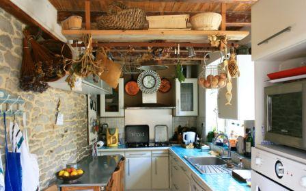 Деревянные полки на кухне, подвешенные к потолку