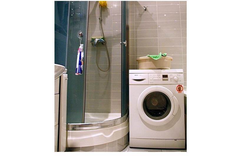 душ и стиральная машина в ванной комнате
