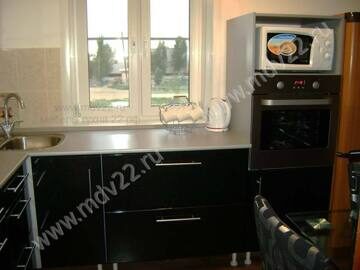 Черно-белая кухня угловая в частном доме (МДФ - снежная королева и антрацит чёрный)