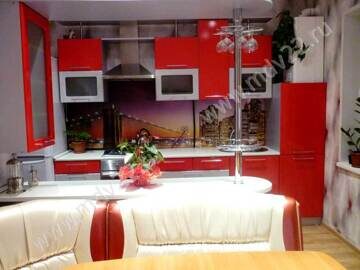 Красная кухня с барной стойкой в частном доме.