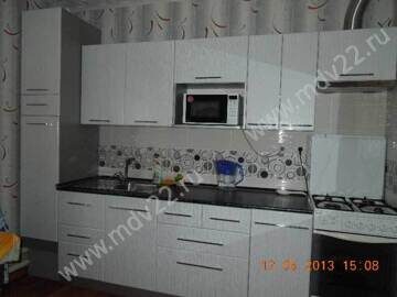 Кухня белая с пеналом в частном доме. МДФ - страйп белый. Размер 290 см
