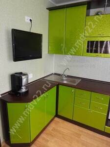 Модульный кухонный гарнитур в 1-к квартире 97 серии. Размер 160 см-230 см + холодильник