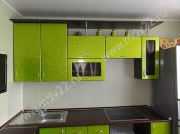 Кухонный гарнитур в 1-к квартире 97 серии. Размер 160 см-230 см + холодильник. МДФ - зелень хамелеон