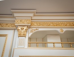 Фрагмент кухни модели &laquo;Лючия&raquo; слоновая кость с золотом. Фасады и декоративная резьба из массива дуба.