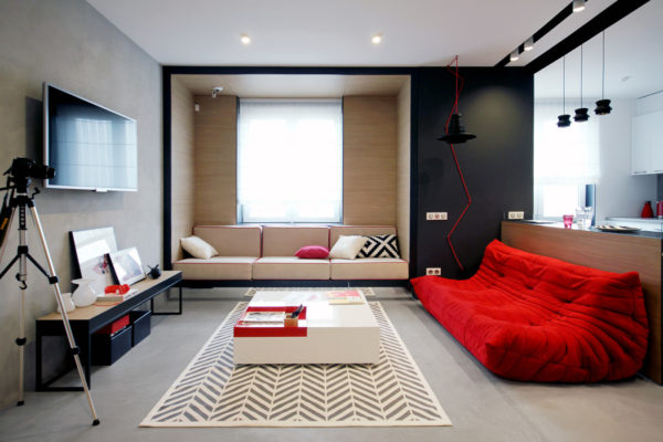 Красный диван в чёрно-белом зале 
