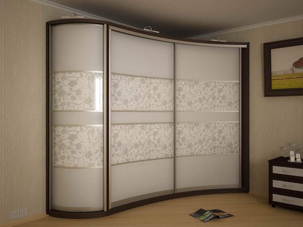 Встроенный угловой шкаф-купе в гостиную: фото современных дизайнерских решений