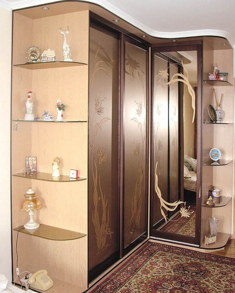 Встроенный угловой шкаф-купе в гостиную: фото современных дизайнерских решений