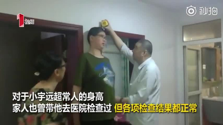 В свои 11 лет китайский мальчик уже ростом более 2 метров (5 фото)