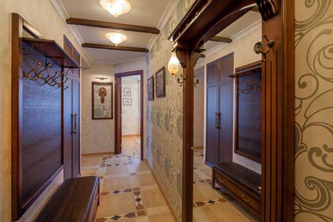 Дизайн коридора в двухкомнатной квартире в классическом стиле