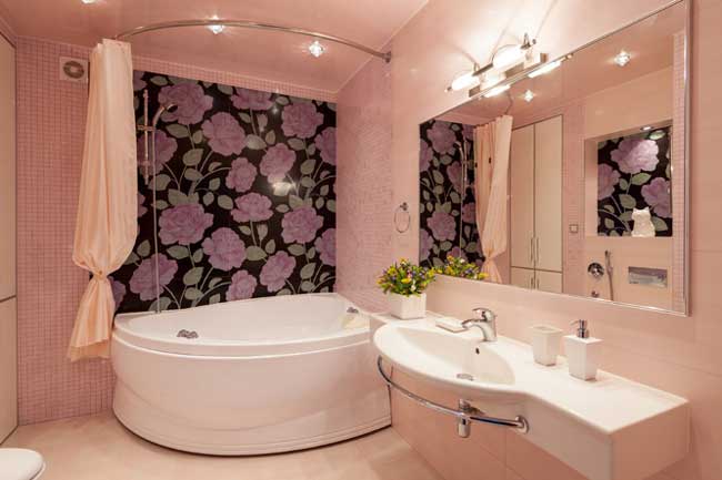 Угловая ванна и точечный свет в ванной комнате. Дизайн интерьера