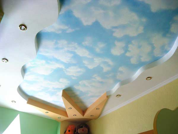 Дизайн детской комнаты 15, 16, 17 кв. м с натяжным потолком облака