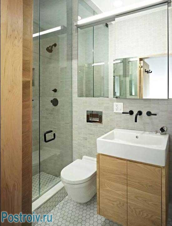 Маленькая ванная комната с душевой кабиной. Фото