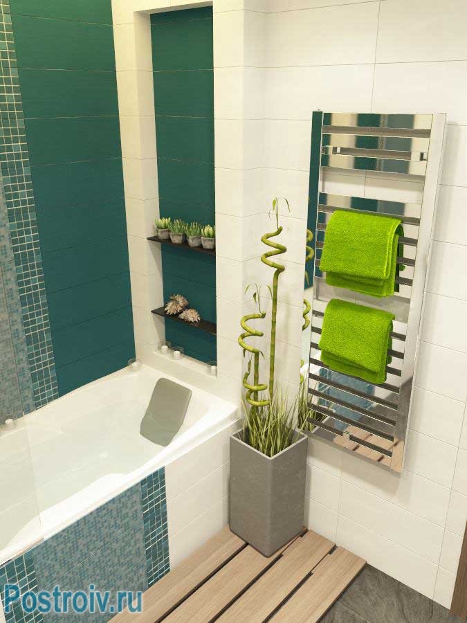 Маленькая ванна отделанная керамической плиткой и мозаикой
