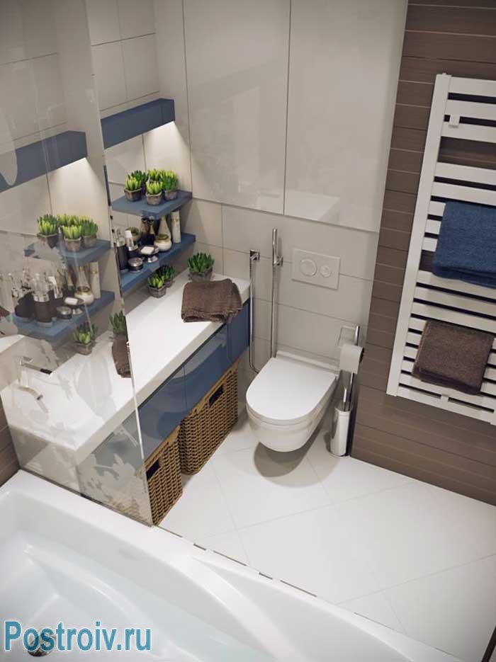 Маленький туалет совмещенный с ванной с подвесным унитазом: стены и пол отделаны плиткой