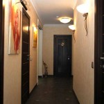 В нашей квартире узкий коридор