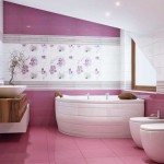Угловая акриловая ванна. Розовый пол в ванной