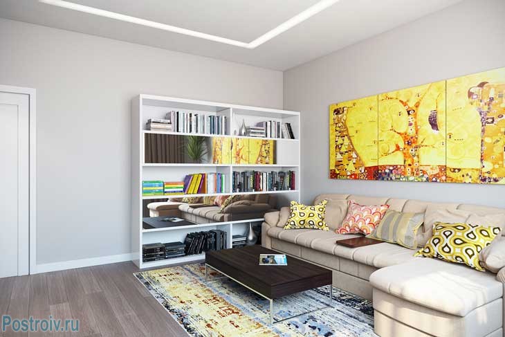 Гостиная с светлым угловым диваном и модульными картинами - Фото