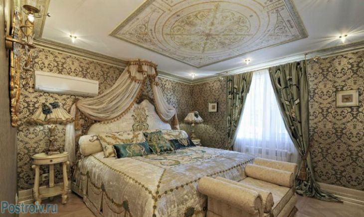 Богатый классический стиль в интерьере спальни. Фото