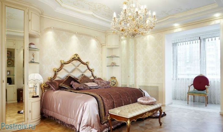 Шелковое покрывало в спальне классического стиля. Фото