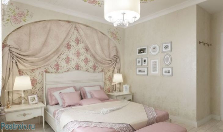 Розовый текстиль в спальне в классическом стиле. Фото