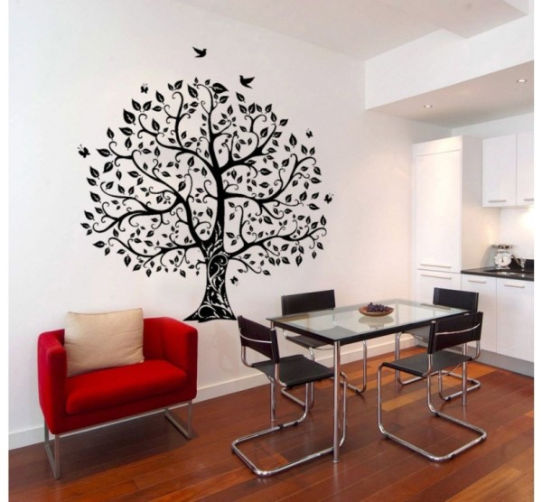 Трафаретный рисунок аккуратно вписывается в интерьер любой комнаты в квартире