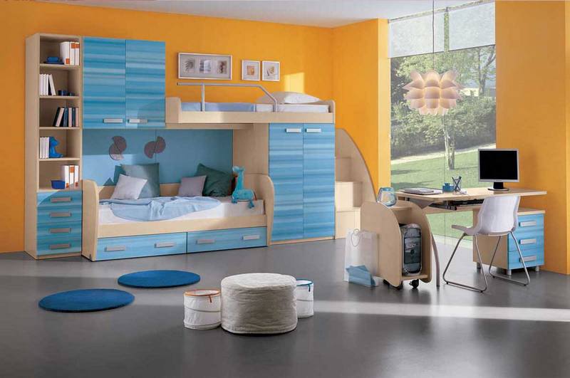 Детская комната в оранжевых и голубых тонах