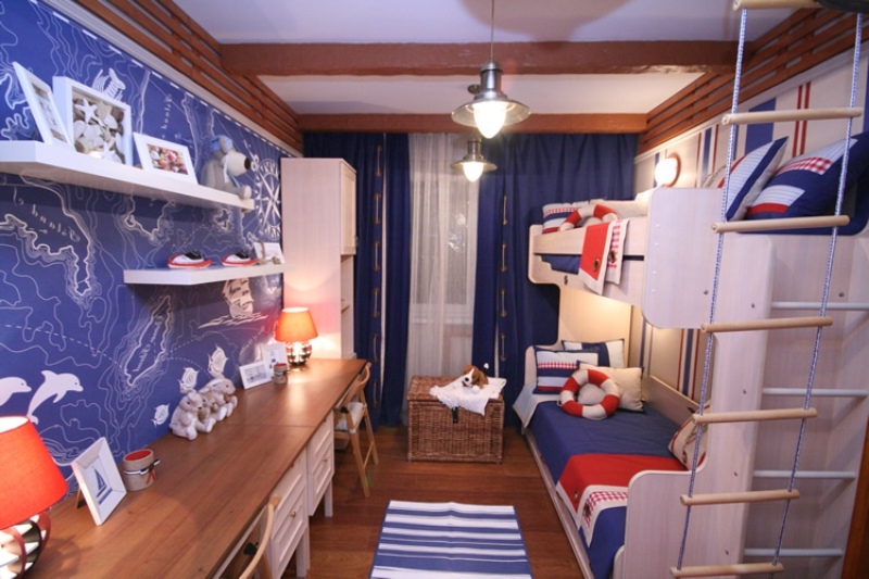 Бело-синяя комната с деревянной мебелью
