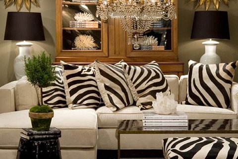 Чёрно-белая гостиная с декоративными подушками