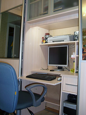 Встроенный шкаф-купе с компьютерным столом
