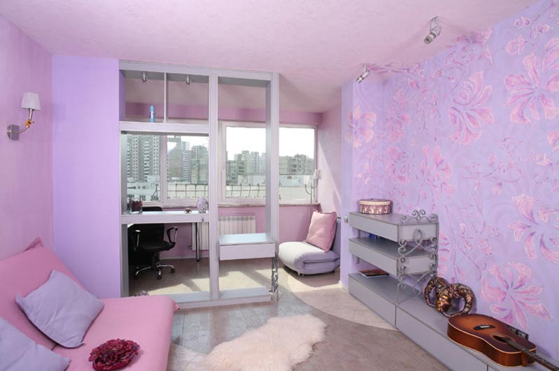 Дизайн объединенной комнаты выполнена в розовом цвете