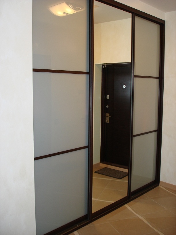 Шкаф для узкого коридора