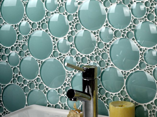 Современный геометрический стиль укладки плитки в ванной комнате в квартире