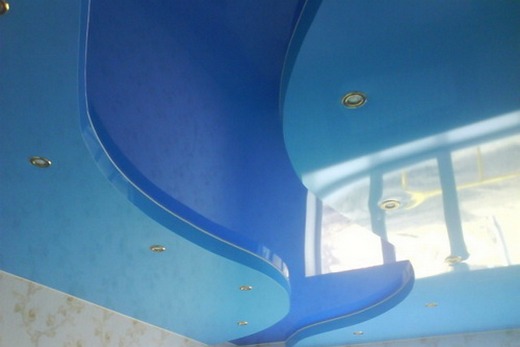 Синий и голубой потолки визуально расширяют помещение