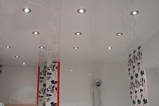 Плёночный натяжной потолок в ванной комнате