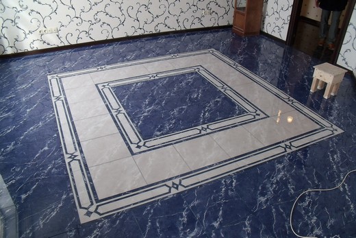 Керамогранитная плитка на полу в ванной