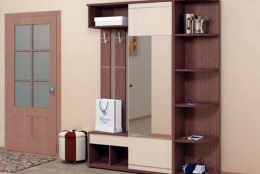 Плоский шкаф с вешалками и зеркалом в коридоре малогабаритной квартиры, фото