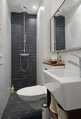 Миниатюрная ванная комната с душем подвесным унитазом и маленьким подвесным умывальником
