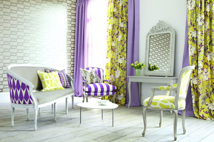 Фото зала с цветочными двухполосными гардинами