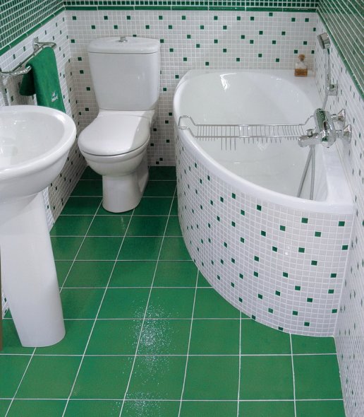  На фото мозаичное оформление плиткой ванной комнаты.