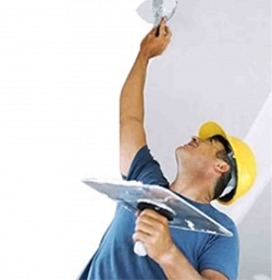 Как отремонтировать потолок в квартире своими руками