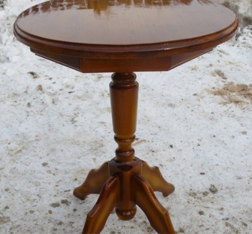 Деревянный кофейный столик - вскрытие лаком