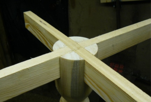 Деревянный кофейный столик своими руками - крепление крестовины к ножке