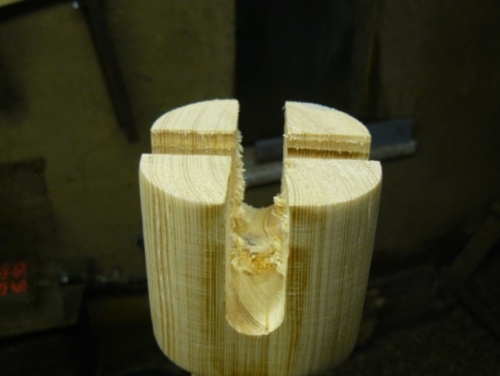Деревянный кофейный столик своими руками - отверстие в ножке под крестовину